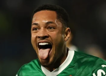 Vitor Roque celebra su gol