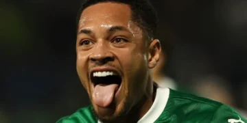 Vitor Roque celebra su gol