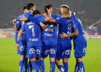 Jugadores de la U de Chile celebran un gol