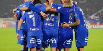 Jugadores de la U de Chile celebran un gol