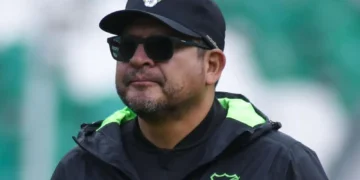 Óscar Villegas dirigiendo a la selección
