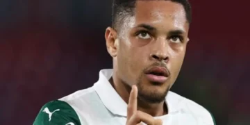 Vítor Roque celebra su gol