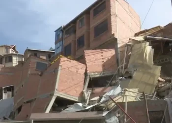 La vivienda desplomada en la avenida Bedregal. Foto: Bolivia Tv.
