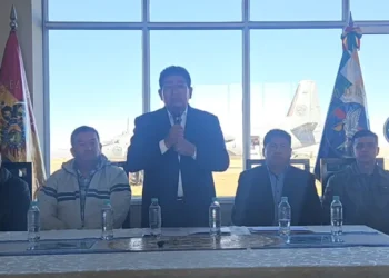 El ministro Édgar Montaño anuncia los vuelos de BoA a Apolo. Foto: Ministerio de Obras Públicas.