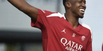 Willian Pacho en un entrenamiento del PSG