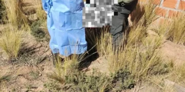 Personal de la Policía y Fiscalía realzaron el levantamiento del cadáver de la infortunada. FOTO: Fiscalía de La Paz