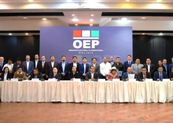 Presentantes de los cuatro poderes del Estados y de los partidos políticos.