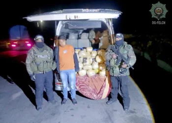 El aprehendido con los paquetes con marihuana/FELCN