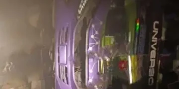De esa forma quedó el bus luego de volcar. FOTO: RRSS