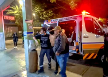 Policías y personal de  salud son trasladados a un centro médico tras agresión.