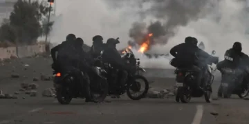 Policías desbloquean la ruta hacia el occidente, en la altura a Vinto. (Foto: radio Soberanía)