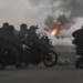 Policías desbloquean la ruta hacia el occidente, en la altura a Vinto. (Foto: radio Soberanía)