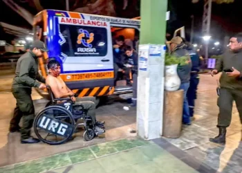 Un policía es conducida hasta un centro de salud (Foto: Altura Multimedia )