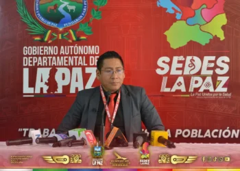 El director de Epidemiología del Sedes de La Paz, Javier Mamani, en conferencia de prensa. FOTO: Sedes