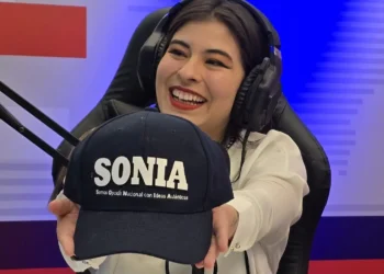 La presentadora muestra el lema de Sonia, creado por Eduardo del Castillo.