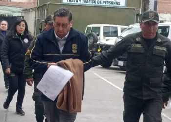 El magistrado suplente Iván Campero es traslado a celdas de la FELCC.