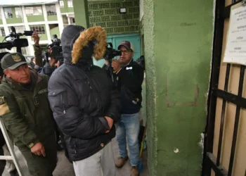 El abogado es conducido a celdas de la FELCC.