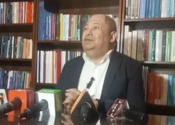 El exministro Carlos Romero brinda una conferencia de prensa