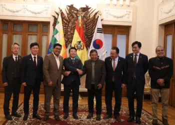La delegación de Corea junto al vicepresidente David Choquehuanca.