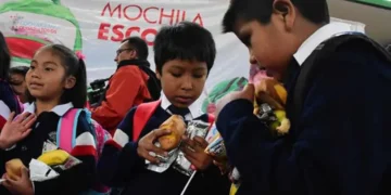 Estudiantes de colegios de Cochabamba reciben una sola ración del desayuno escolar. FOTO: RRSS