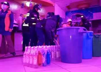 Operativo en un local cerca de la UPEA. FOTO: GAMEA