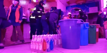Operativo en un local cerca de la UPEA. FOTO: GAMEA
