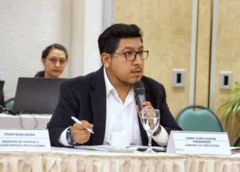 El presidente de la Cámara de Diputados, Omar Yujra, participa del encuentro multipartidario del TSE.