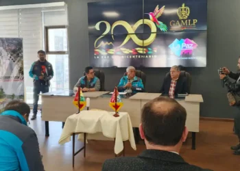 El alcalde de La Paz, Iván Arias, participa de la posesión de las nuevas autoridades municipales.