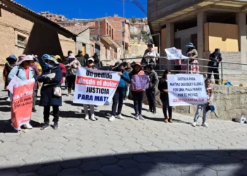 Familiares y allegados piden justicia para el niño Matías que quedó con muerte cerebral por mala praxis en una clínica de Oruro. FOTO: RRSS