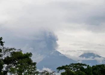 El volcán lanzó una columna de humo y ceniza/AFP