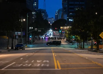 La Policía y la Guardia Nacional patrullan las calles en Los Ángeles/ AFP
