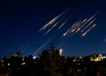 Irán nuevamente lanzó otra oleada de misiles sobre Israel/AFP