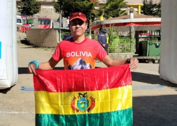 Álvaro Quemaya con la bandera nacional. Crédito: Skyrunning Bolivia
