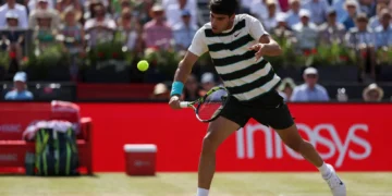 El tenista murciano Carlos Alcaraz en pleno partido (AFP)