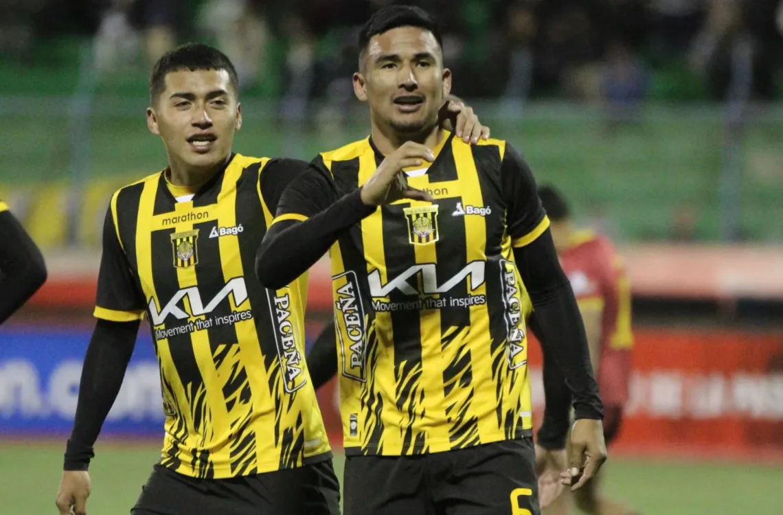 Álvaro Quiroga celebra el primer gol del Tigre este sábado en el estadio Jesús Bermúdez ante Real Oruro (APG)