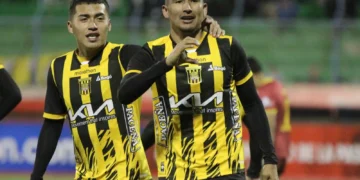 Álvaro Quiroga celebra el primer gol del Tigre este sábado en el estadio Jesús Bermúdez ante Real Oruro (APG)
