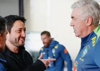 Carlo Ancelotti dialoga en la concentración de Brasil.