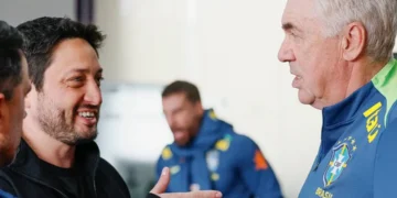 Carlo Ancelotti dialoga en la concentración de Brasil.