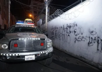La Unidad de Bomberos inspeccionó anoche la sede vandalizada del MAS. Foto: APG