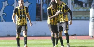 El festejo de los atigrados luego de uno de los goles ante Bolívar (APG)