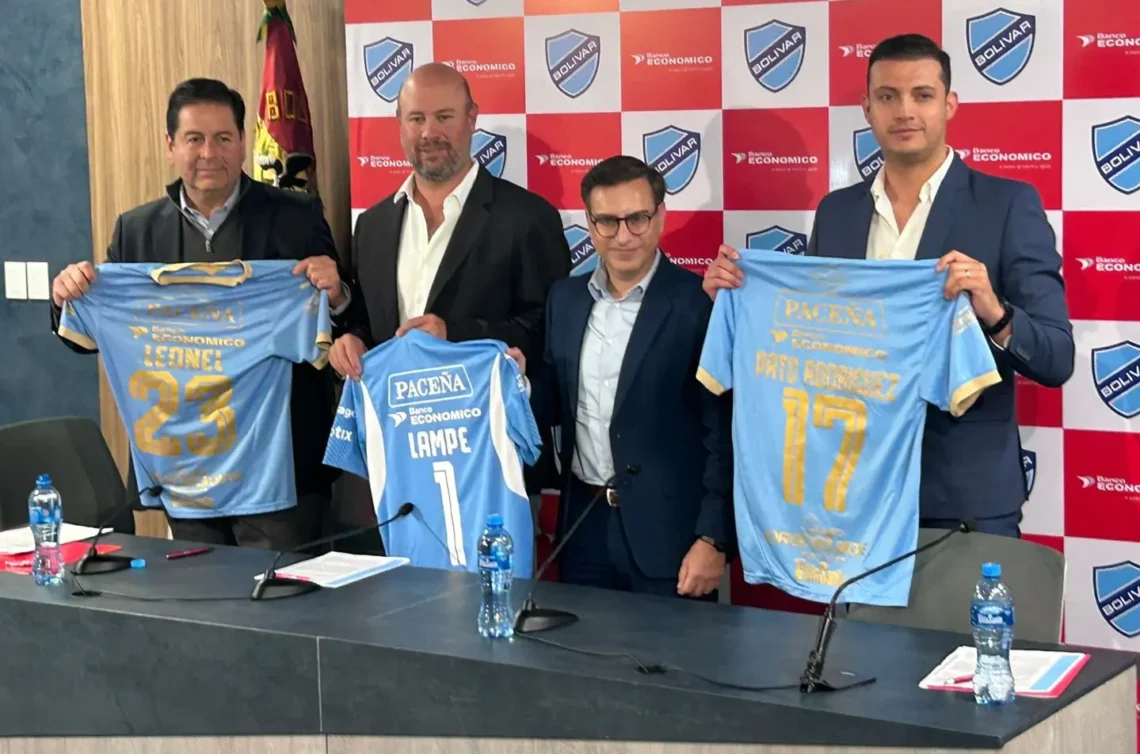 Los ejecutivos del Banco Económico y diirgentes de Bolívar tras la firma del acuerdo.