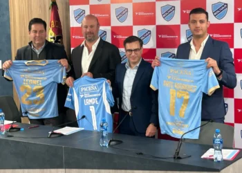 Los ejecutivos del Banco Económico y diirgentes de Bolívar tras la firma del acuerdo.