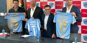 Los ejecutivos del Banco Económico y diirgentes de Bolívar tras la firma del acuerdo.