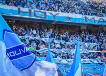 Los aficionados de la curva norte del Hernando Siles (Bolívar).