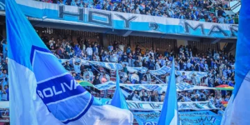 Los aficionados de la curva norte del Hernando Siles (Bolívar).
