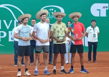 Boris Arias y Federico Zeballos (tercero y cuarto de izq. a der.) posan con sus trofeos.
