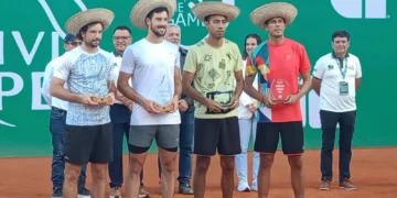 Boris Arias y Federico Zeballos (tercero y cuarto de izq. a der.) posan con sus trofeos.