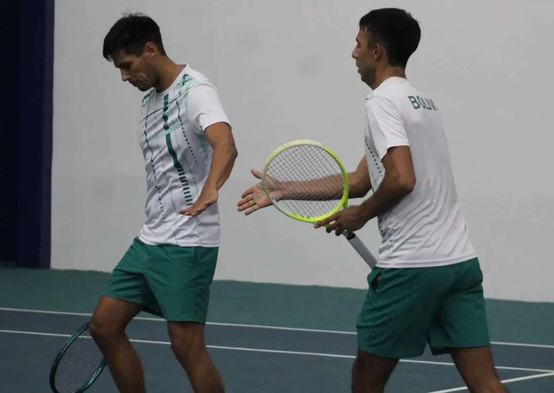 Los tenistas bolivianos Federico Zeballos y Boris Arias en pleno partido. (FBT)
