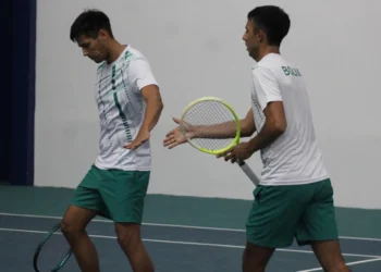 Los tenistas bolivianos Federico Zeballos y Boris Arias en pleno partido. (FBT)