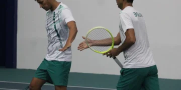 Los tenistas bolivianos Federico Zeballos y Boris Arias en pleno partido. (FBT)